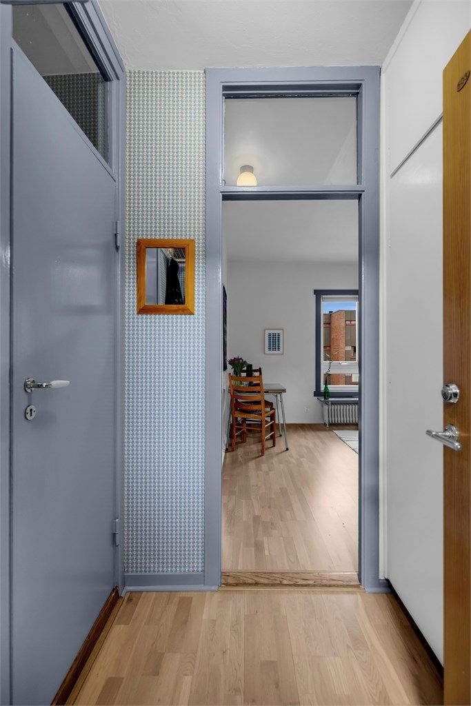  Store vindusflater som gir mye naturlig lysinnslipp.