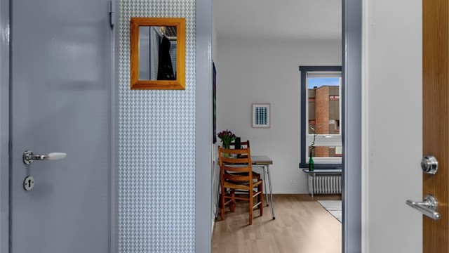 Store vindusflater som gir mye naturlig lysinnslipp.