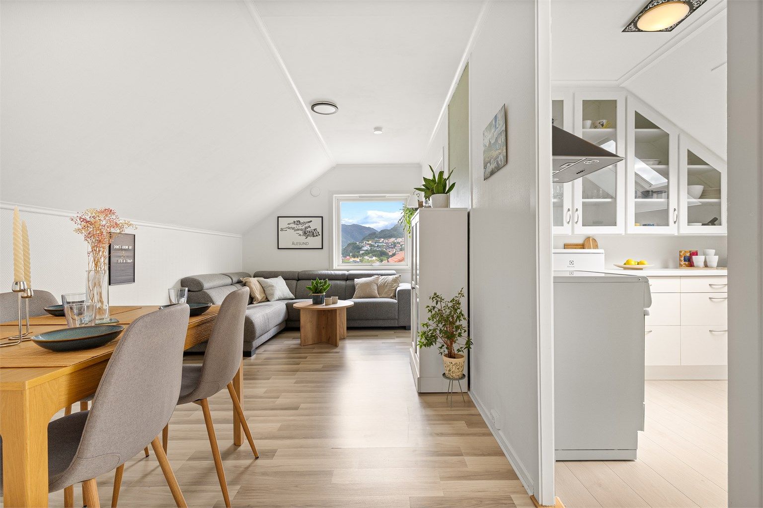 I stuen er det god plass til sofagruppe, spisebord og ønsket møblement.