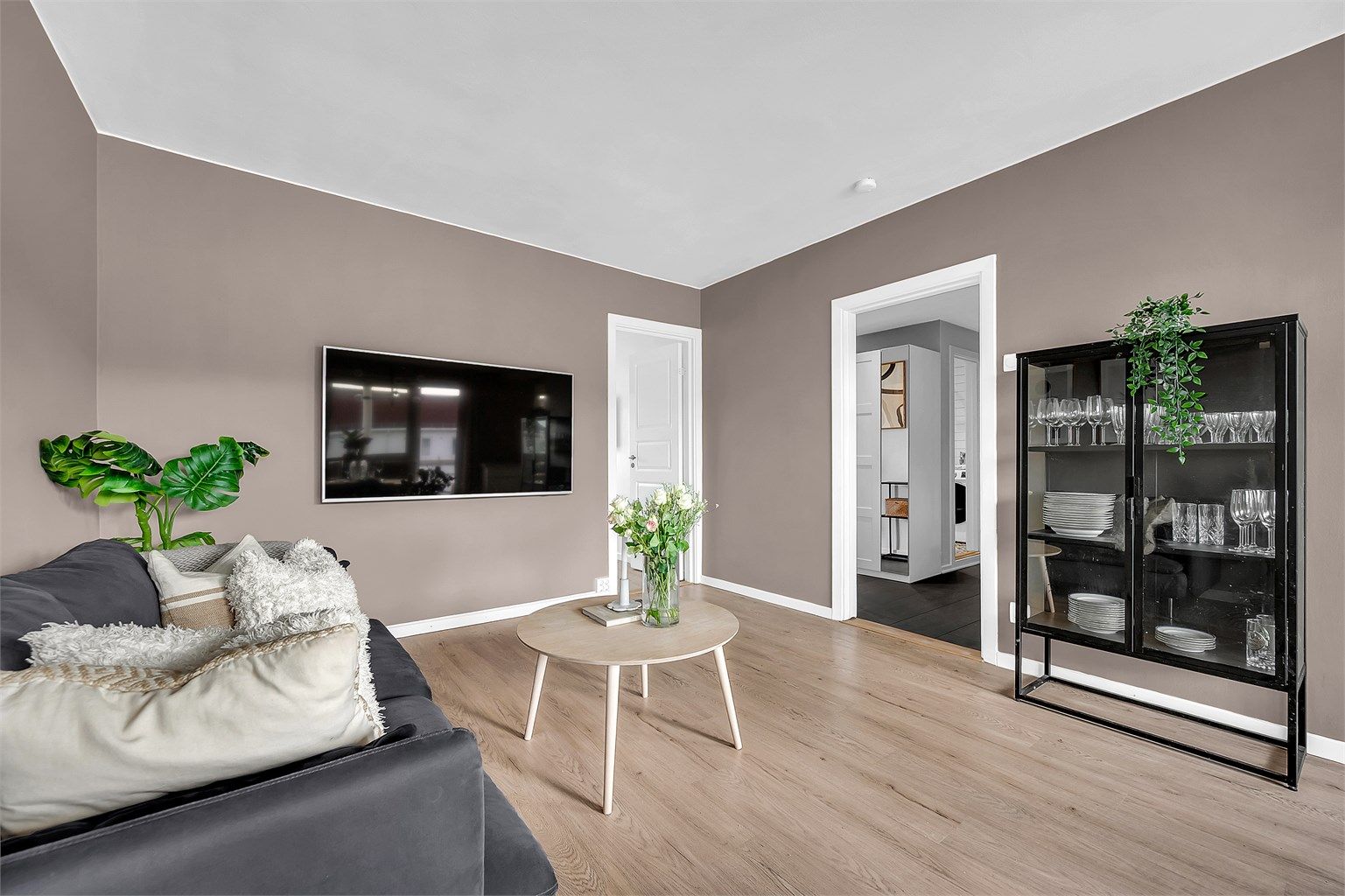 Stuen er av god størrelse, og det er muligheter for diverse løsninger for stue og tv-møblement. 