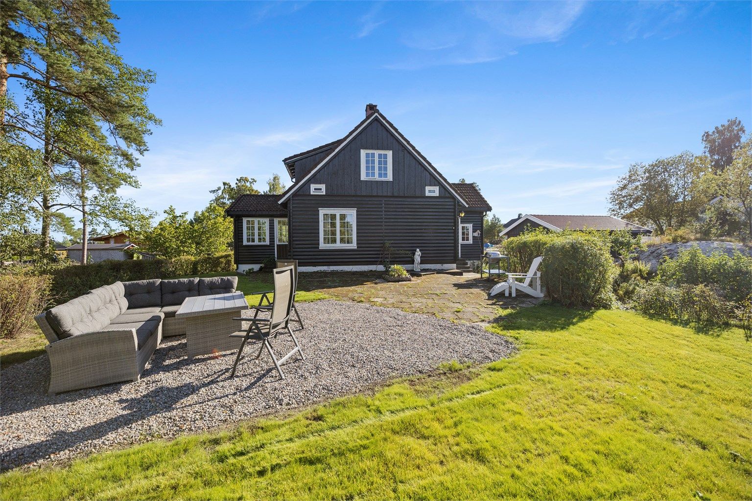 Eiendommen har meget gode solforhold og mellom trærne mot øst kan man se deler av Bunnefjorden og inn til Nordstrand og omegn.