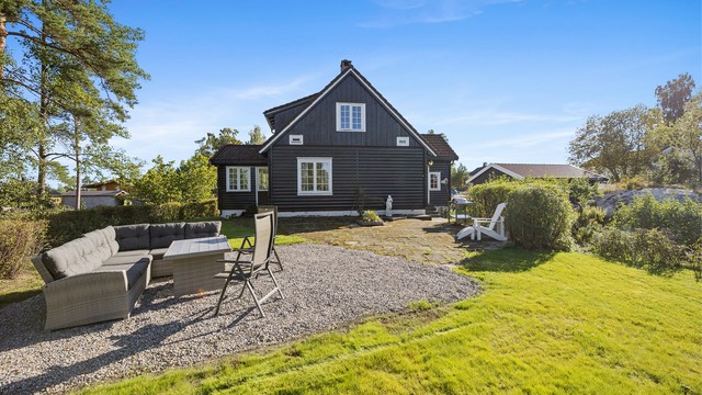 Eiendommen har meget gode solforhold og mellom trærne mot øst kan man se deler av Bunnefjorden og inn til Nordstrand og omegn.