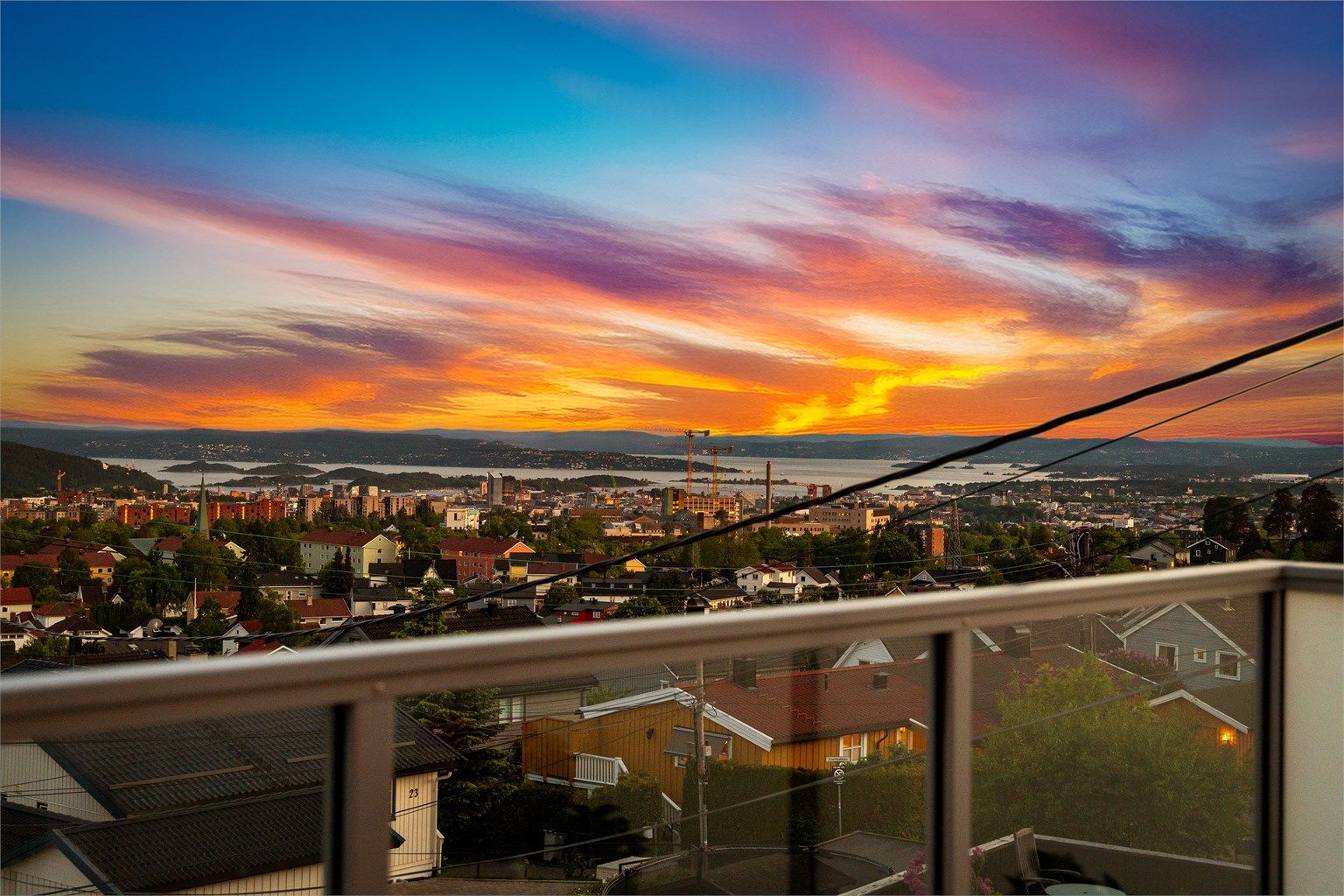 Her skinner solen fra ca. soloppgang til ca. kl. 19-20 sommerstid ihht. selger
