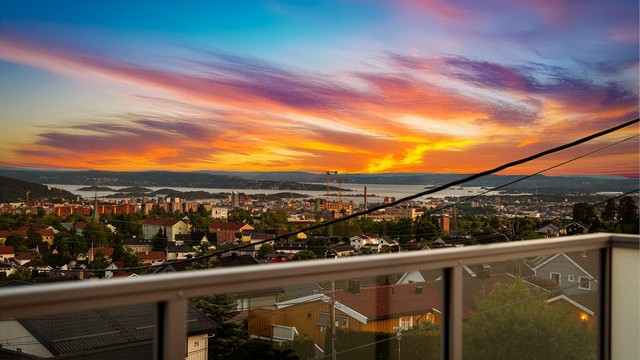 Her skinner solen fra ca. soloppgang til ca. kl. 19-20 sommerstid ihht. selger