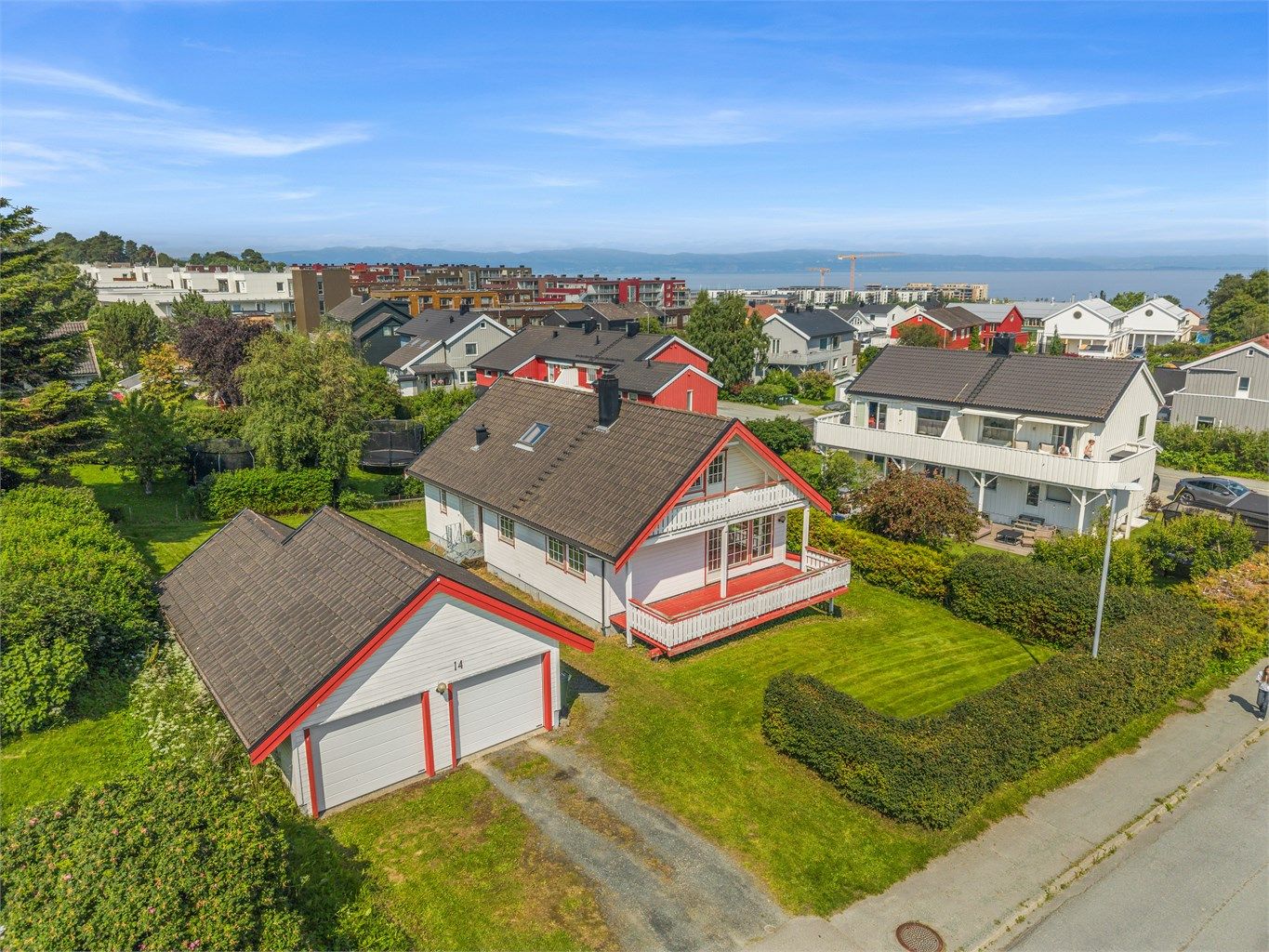 Velkommen til Askeladdvegen 14 – en innholdsrik enebolig med stor tomt, dobbelgarasje og en fin beliggenhet på Ranheim.