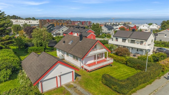 Velkommen til Askeladdvegen 14 – en innholdsrik enebolig med stor tomt, dobbelgarasje og en fin beliggenhet på Ranheim.