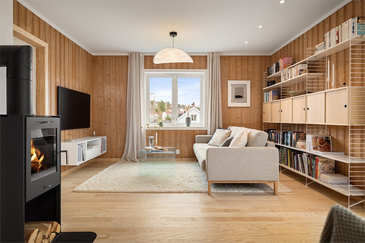  Det er montert downlights med dimming i del av himlingen som gir et lunt lys