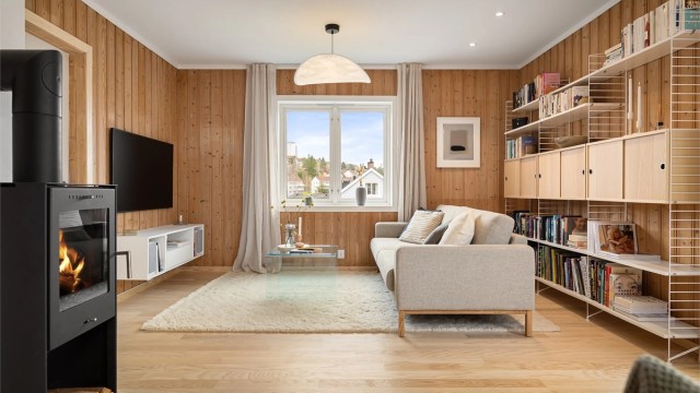 Det er montert downlights med dimming i del av himlingen som gir et lunt lys