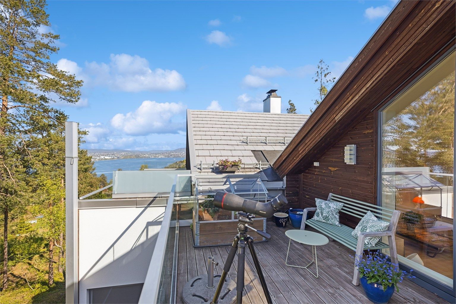 Her er det god plass til sosiale sammenkomster med familie og venner, ideelt for måltider og lange sommerkvelder. Her sitter du skjermet og komfortabelt med flott utsikt over Oslofjorden, hvor vakre farger i solnedgangen maler himmelen i vakre fargespill.