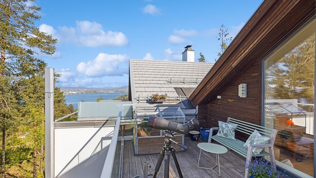 Her er det god plass til sosiale sammenkomster med familie og venner, ideelt for måltider og lange sommerkvelder. Her sitter du skjermet og komfortabelt med flott utsikt over Oslofjorden, hvor vakre farger i solnedgangen maler himmelen i vakre fargespill.