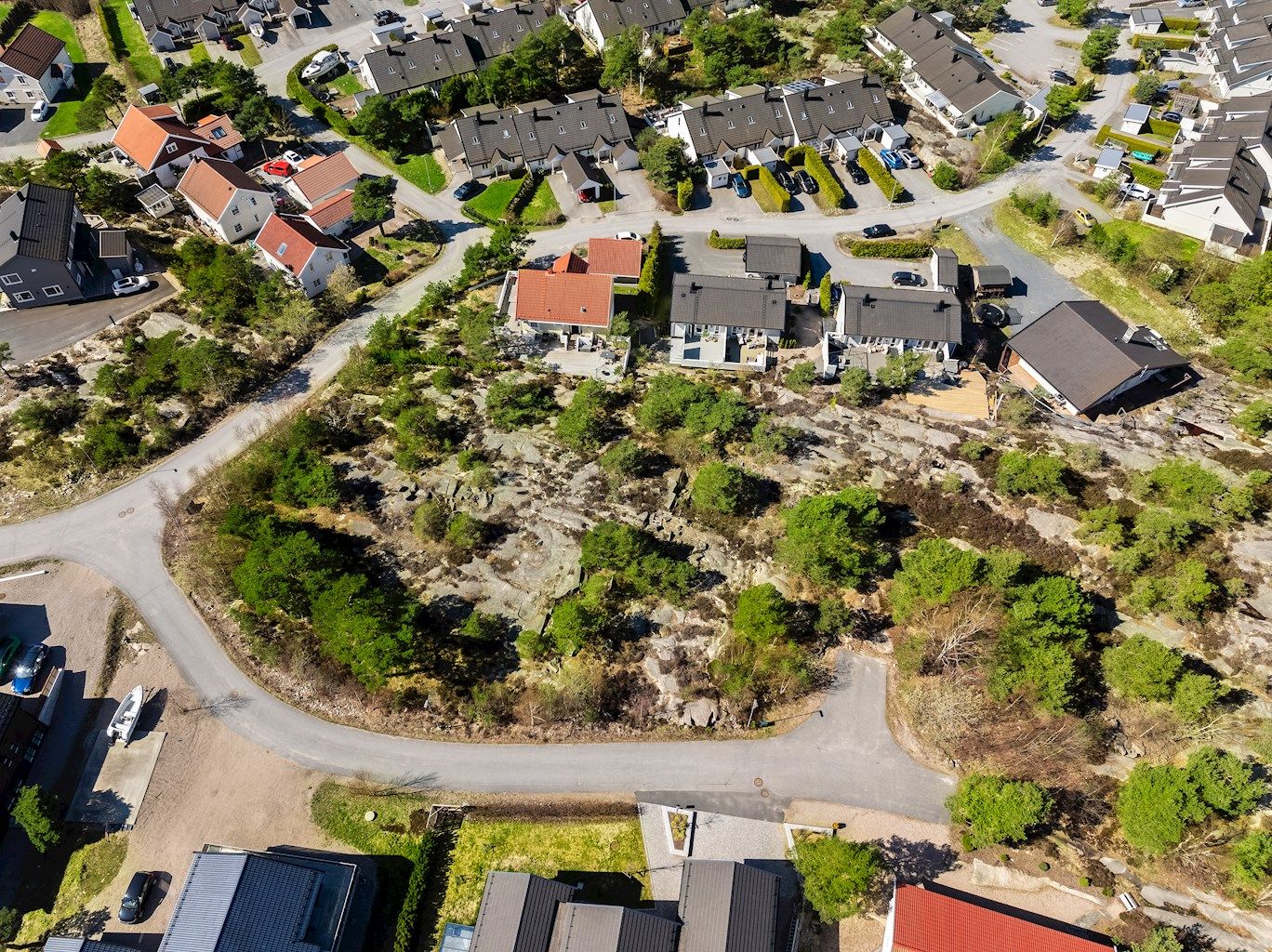 Tomtene varierer i størrelse fra 846 - 945 kvm.