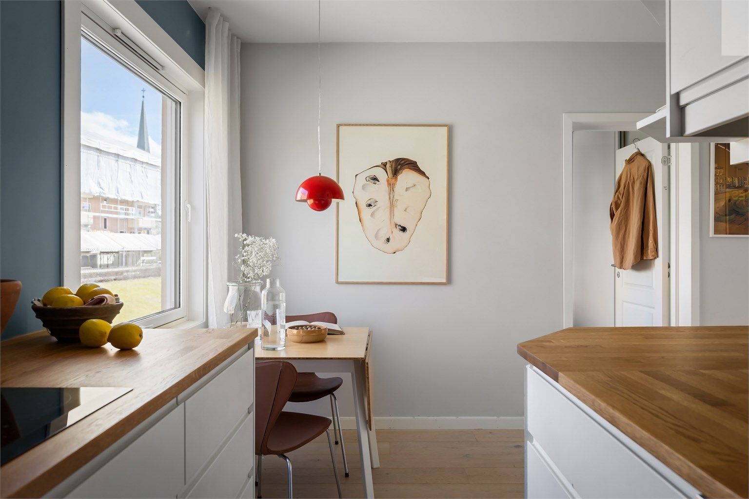  Solen står opp utenfor vinduet til frokost 