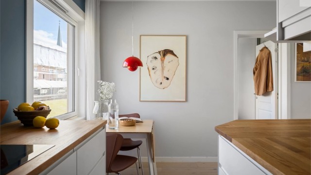 Solen står opp utenfor vinduet til frokost