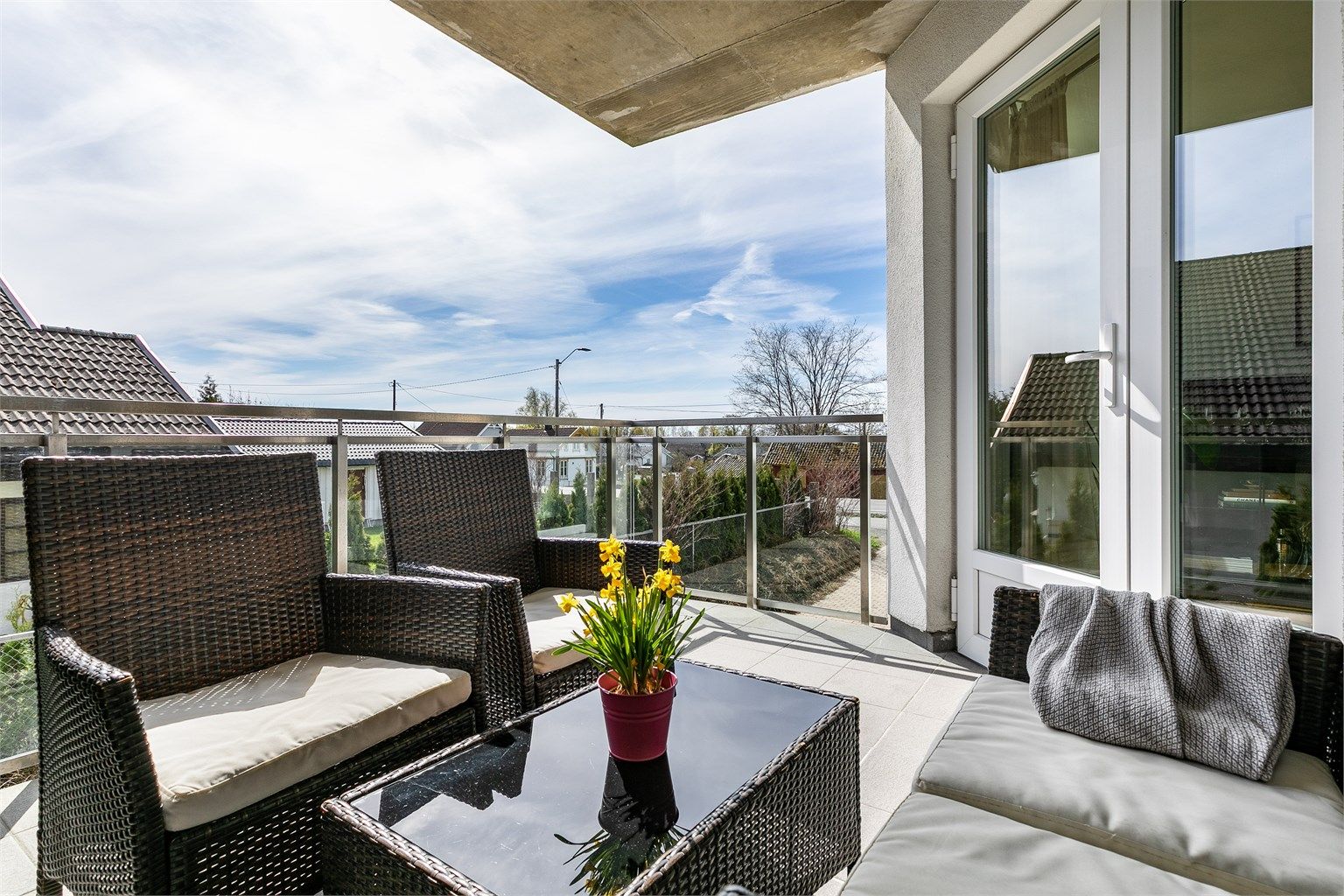 På verandaen er det i sommermånedene sol fra tidlig morgen til midt på ettermiddagene. Fotograf; Børge Oppegård.