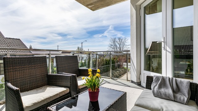 På verandaen er det i sommermånedene sol fra tidlig morgen til midt på ettermiddagene. Fotograf; Børge Oppegård.