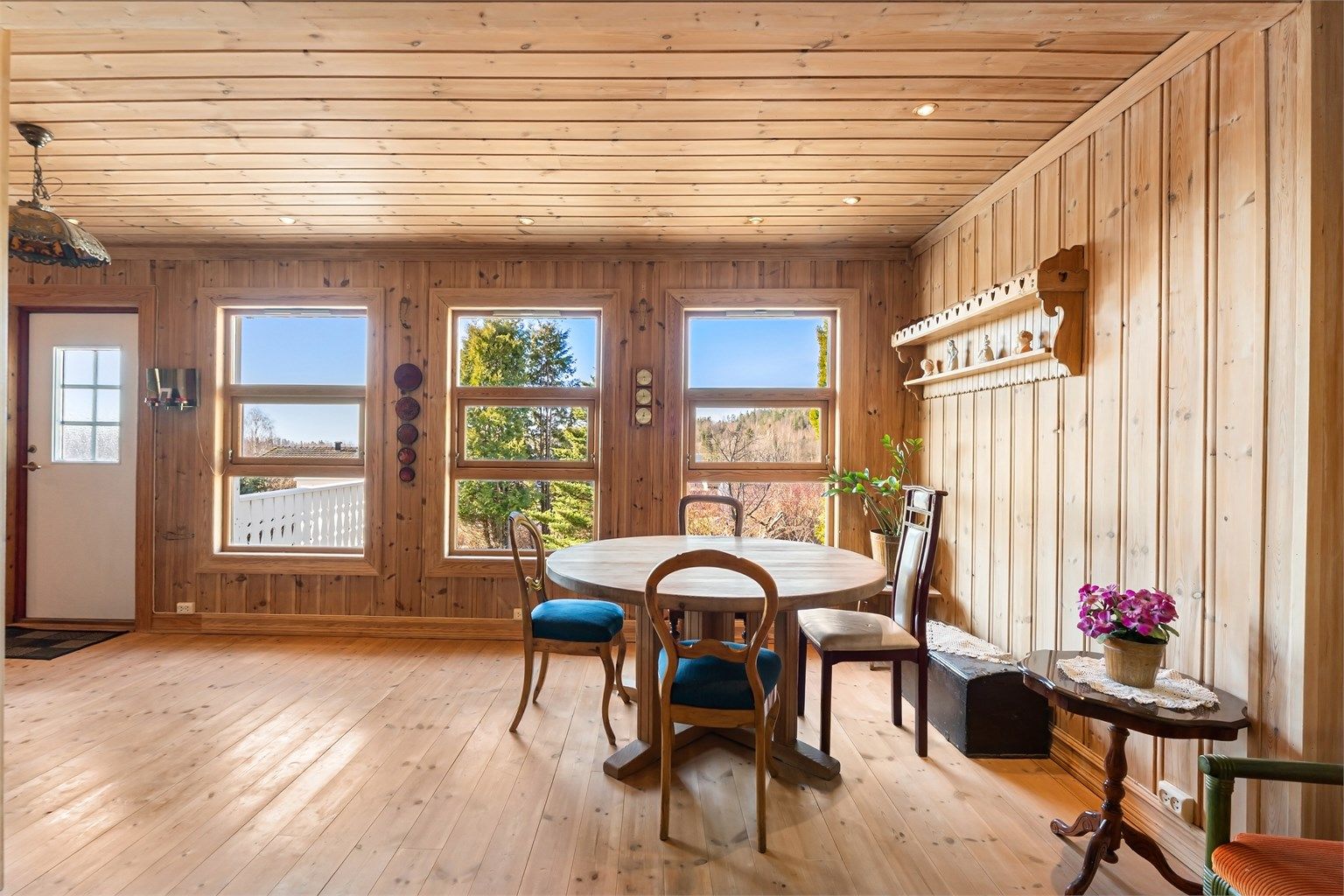 Stuen har store vindusflater som gir rikelig med lysinnslipp