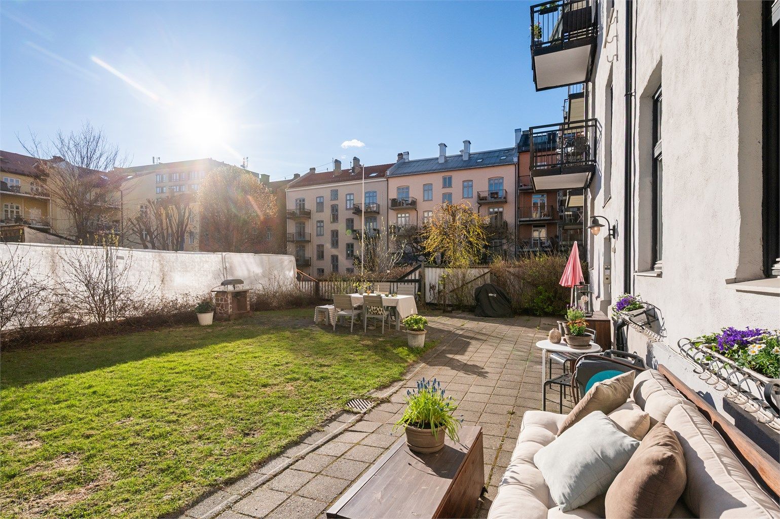 Med beliggenhet i første etasje har du enkelt adgang til den idylliske og solrike bakgården. En grønn og frodig oase midt i byen.