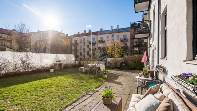 Med beliggenhet i første etasje har du enkelt adgang til den idylliske og solrike bakgården. En grønn og frodig oase midt i byen.