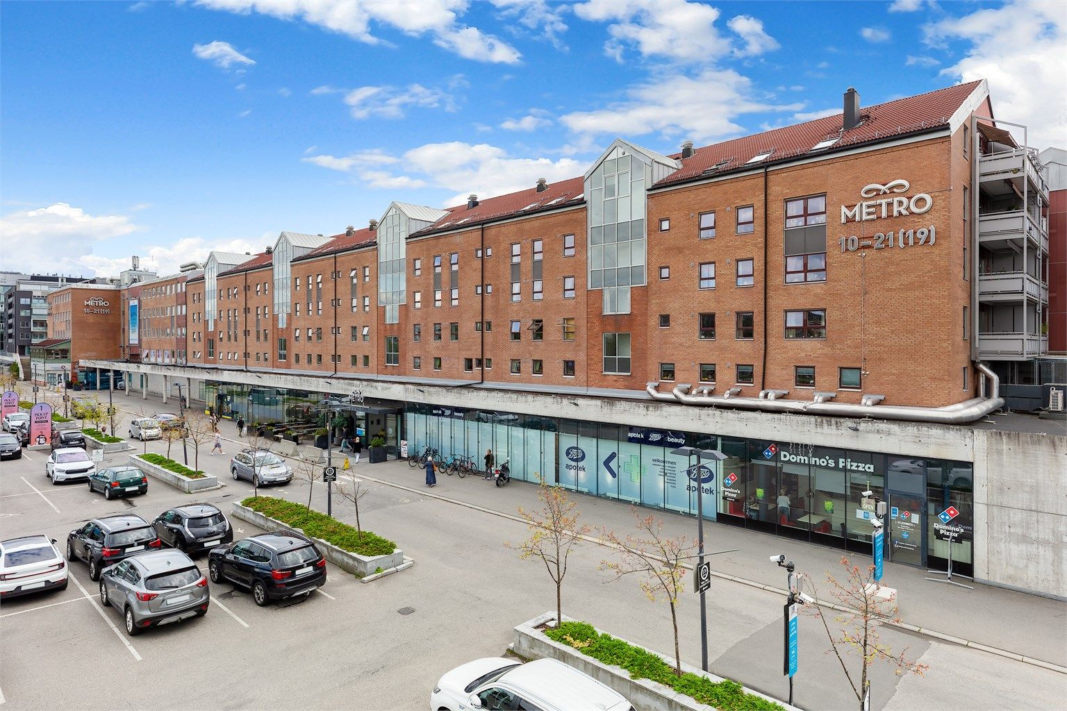 Metro Senter, med ytterligere servicetilbud, er også i nærheten.