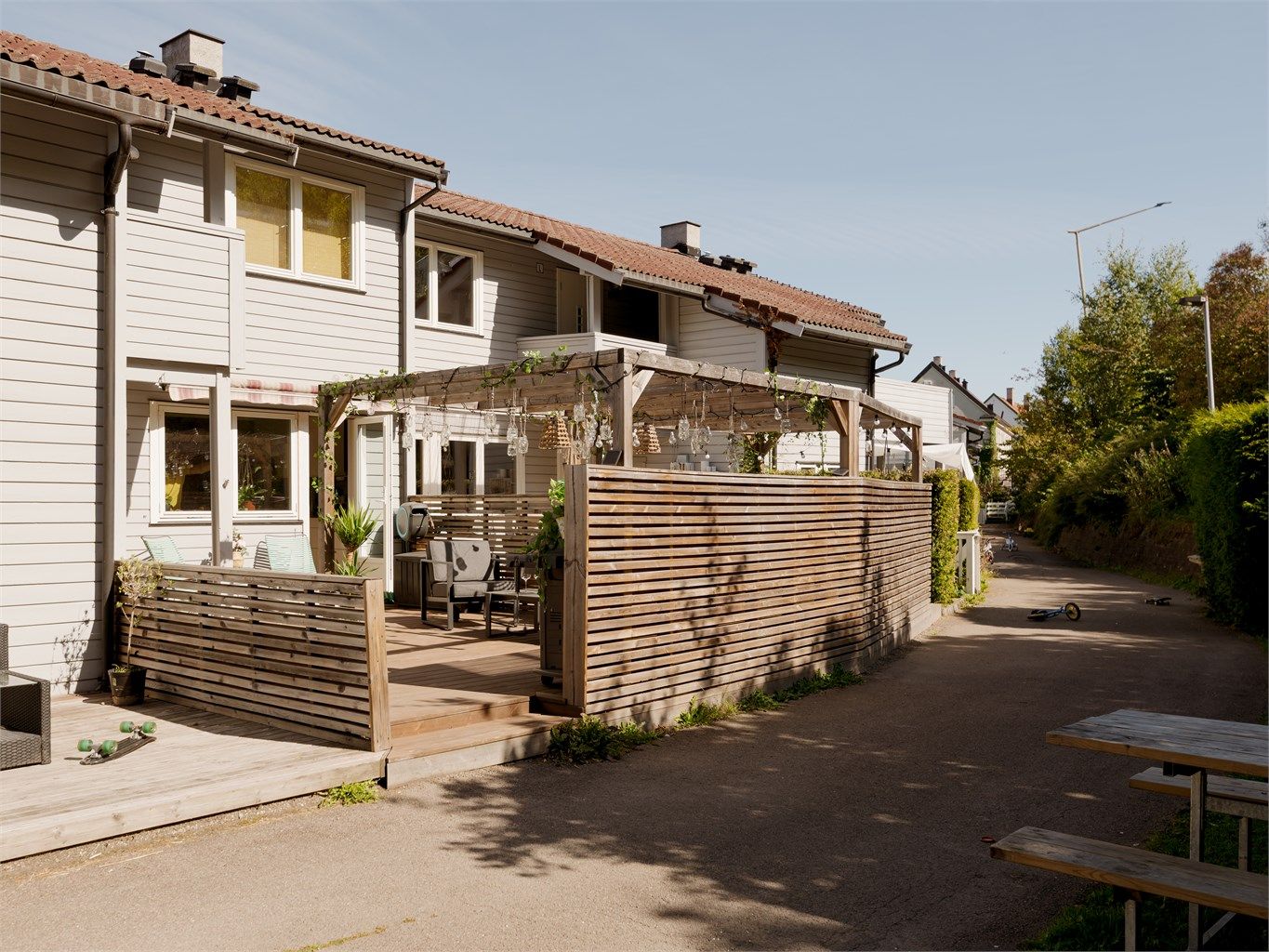 Her bor du i et tilnærmet bilfritt bomiljø, med gangvei like utenfor døra, hvor man fritt kan la ungene løpe rundt og leke med de andre barna i gata, mens du nyter roen og fellesskapet.