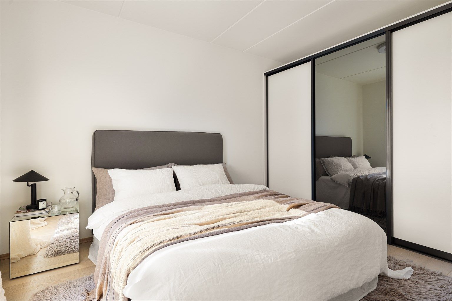 Soverommet er lyst og behagelig, med plass til dobbeltseng og tilhørende møbler. Et heldekkende garderobeskap med skyvedører gir svært gode oppbevaringsmuligheter og bidrar til et ryddig og funksjonelt rom.