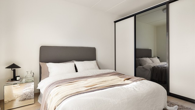 Soverommet er lyst og behagelig, med plass til dobbeltseng og tilhørende møbler. Et heldekkende garderobeskap med skyvedører gir svært gode oppbevaringsmuligheter og bidrar til et ryddig og funksjonelt rom.