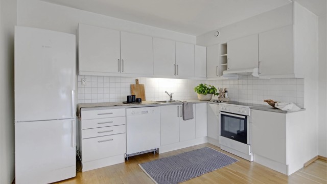 Kjøkken - godt med skap- og benkeplass - hvitevarer følger; komfyr med platetopp, oppvaskmaskin og kombinert kjøl-/fryseskap