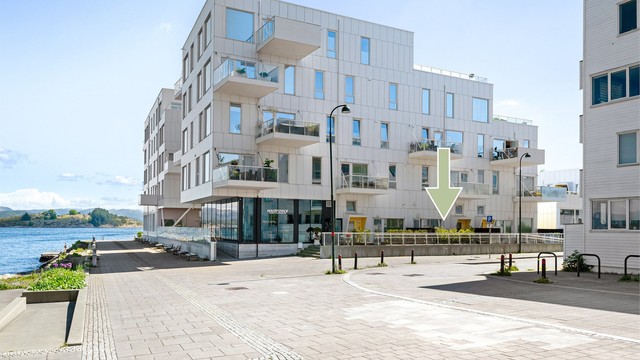 Leiligheten ligger i byggets 1. etasje.
