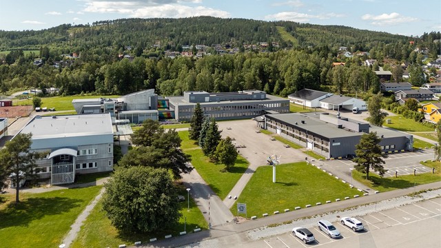 Bjørkelangen videregående skole ligger kun 1,1 km unna, en kort spasertur på ca. 13 minutter.