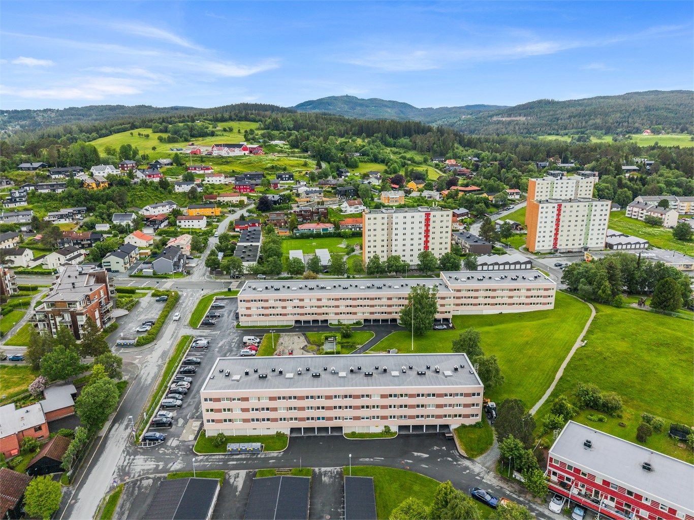 Området har et svært godt utbygd kollektivnettverk med bussholdeplass på Nyborg kun en kort gåtur fra leiligheten. Med hyppige avganger tar bussen deg raskt inn til Trondheim sentrum på rundt ti minutter, noe som gir en smidig reisevei til Midtbyen.