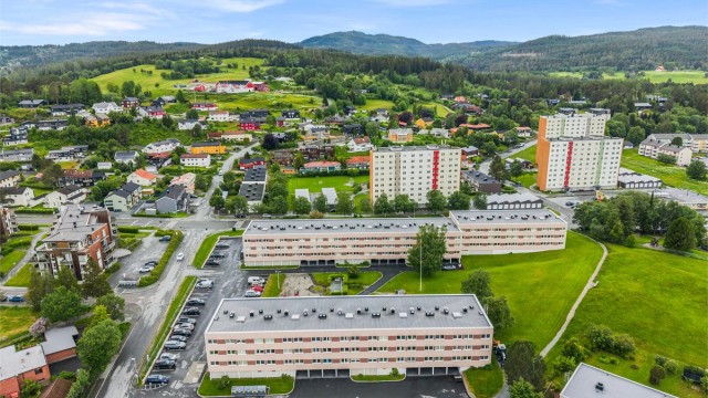 Området har et svært godt utbygd kollektivnettverk med bussholdeplass på Nyborg kun en kort gåtur fra leiligheten. Med hyppige avganger tar bussen deg raskt inn til Trondheim sentrum på rundt ti minutter, noe som gir en smidig reisevei til Midtbyen.
