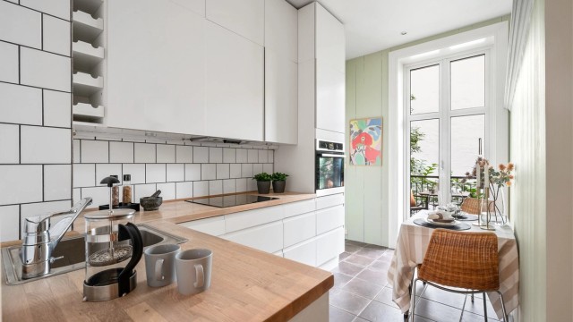 Fliser på vegg og på gulv, samt gulvvarme. Kjøkkenet har integrert stekeovn med induksjonstopp, oppvaskmaskin, samt innfelt kjøleskap.