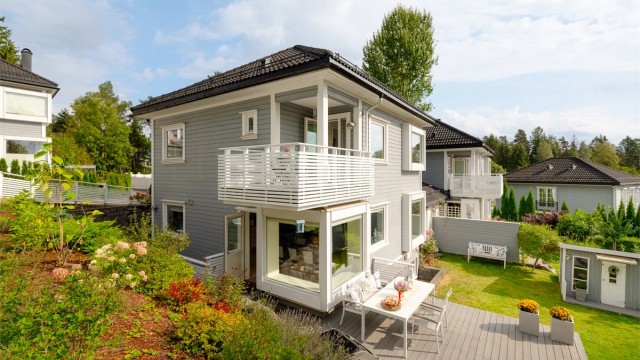 Velkommen til Trosterudstien 6B – en flott og innbydende enebolig oppført i 2012.