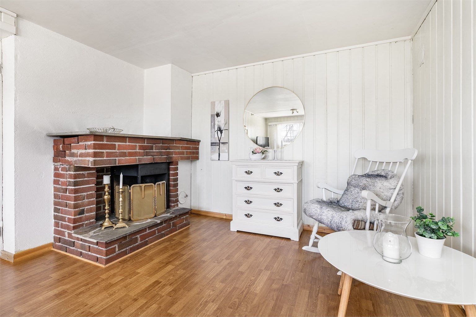 Innerst i underetasjens stue står en oppmuret gruepeis som fyller rommet med varme og stemning.