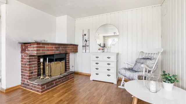 Innerst i underetasjens stue står en oppmuret gruepeis som fyller rommet med varme og stemning.