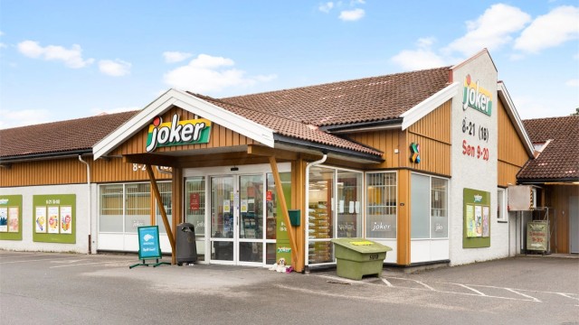 Kort avstand til Joker matvarehandel, denne butikken har også søndagsåpent.