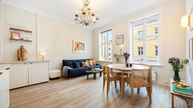Det første som møter deg er store vindusflater og en god takhøyde, som gir en deilig og luftig atmosfære med mye naturlig lys.