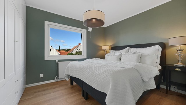 Lekkert og innbydende hovedsoverom