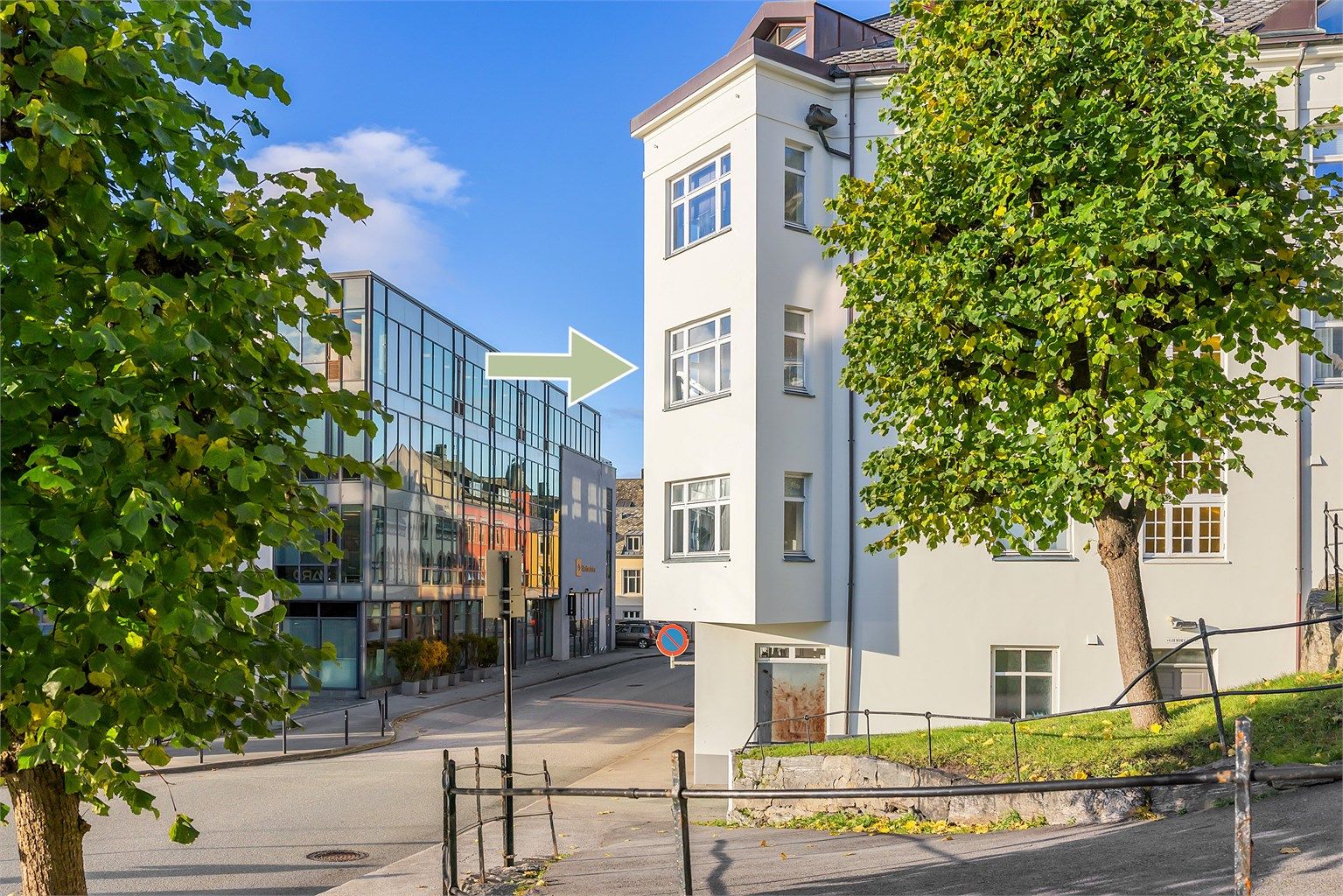 Leiligheten ligger i 3. etasje og har en svært sentral beliggenhet i bysentrum