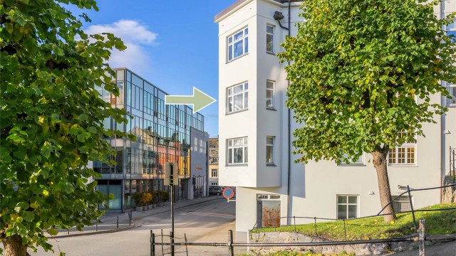 Leiligheten ligger i 3. etasje og har en svært sentral beliggenhet i bysentrum