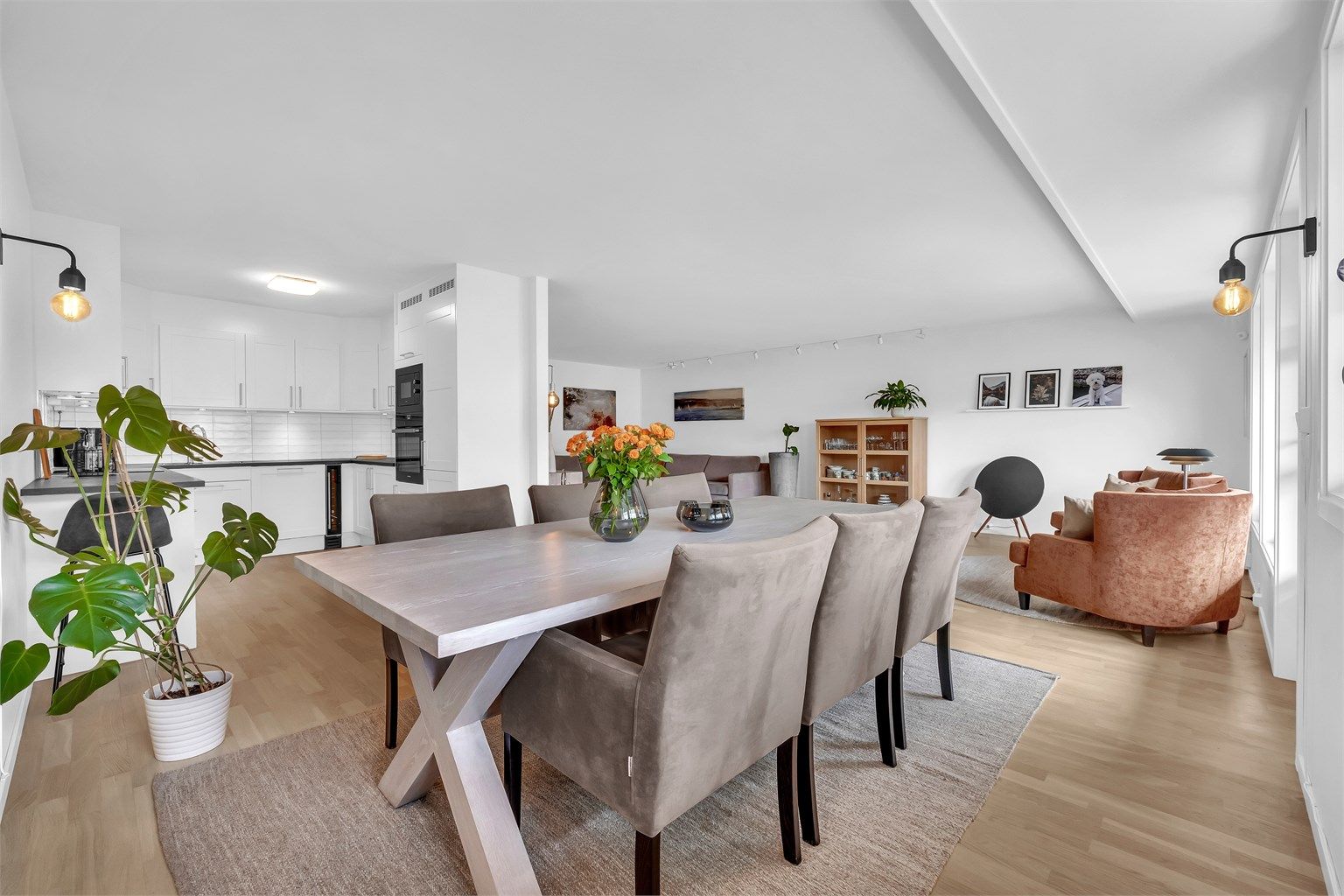 Leiligheten ble oppgradert i 2019/2020 og holder en tidsriktig standard i en nøytral fargepalett. 