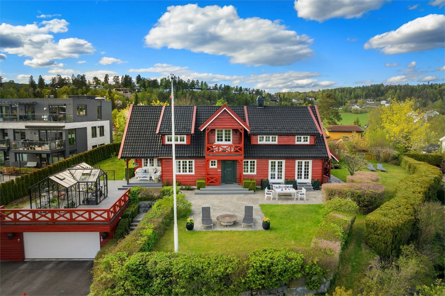 Hagen og garasjeanlegget er designet av landskapsarkitekt Helge Strand