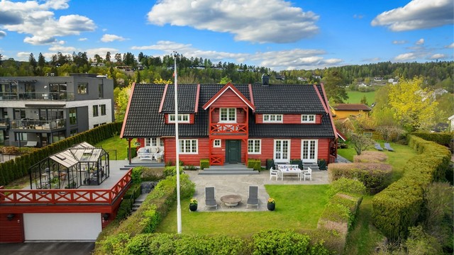 Hagen og garasjeanlegget er designet av landskapsarkitekt Helge Strand