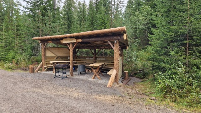 Gapahuk som er satt opp av noen hytteeiere, denne ligger langs veien opp til hytten.