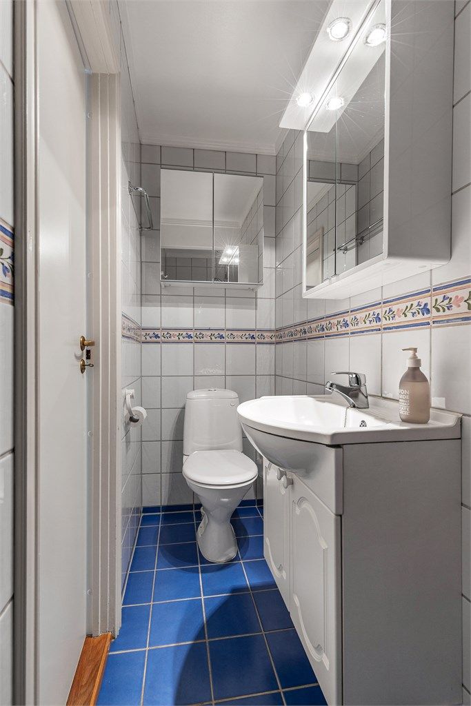 Baderom oppgradert i 1997. Sluk, vann- og avløpsrør er vurdert til å være fra byggeår. Flislagt gulv med gulvvarme. Flislagte vegger. Malte flater i himling. Vegghengt servantinnredning.