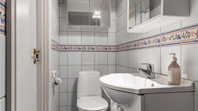 Baderom oppgradert i 1997. Sluk, vann- og avløpsrør er vurdert til å være fra byggeår. Flislagt gulv med gulvvarme. Flislagte vegger. Malte flater i himling. Vegghengt servantinnredning.