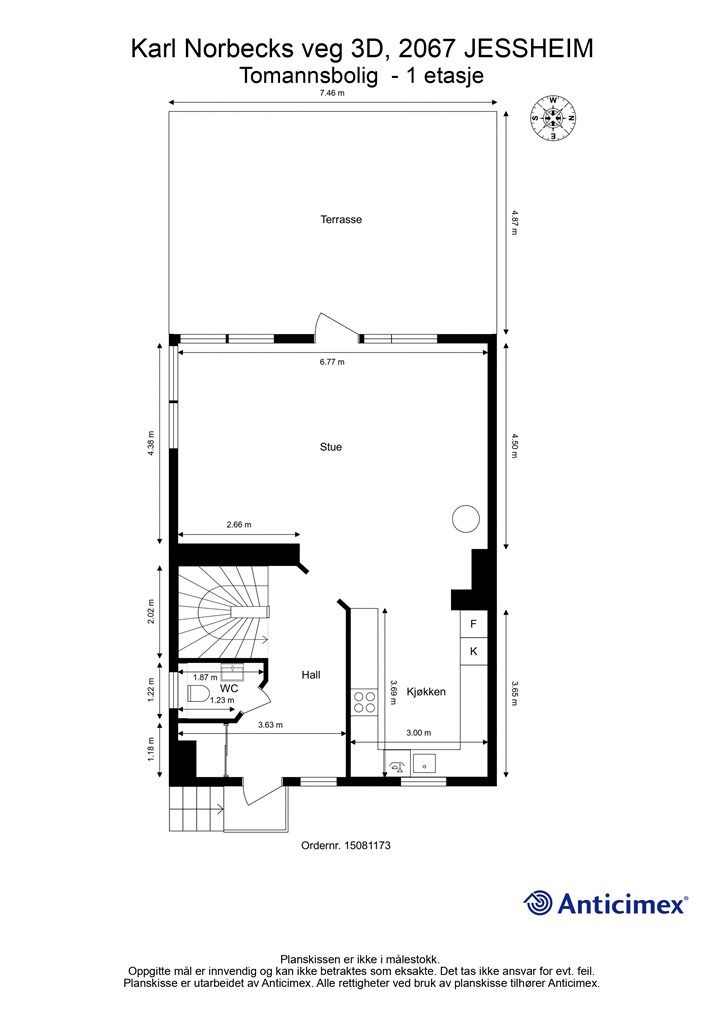 Første etasje har en sosial og åpen planløsning som binder sammen hall, kjøkken og stue. Etasjen inneholder også et praktisk toalettrom.