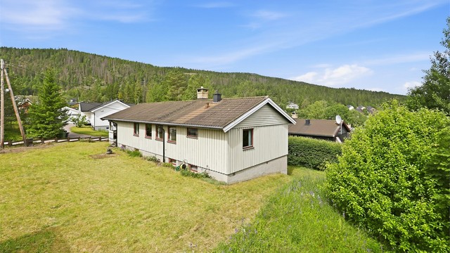 Eneboligen ligger i en stille og rolig blindvei, i et attraktivt og barnevennlig boligområde.