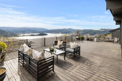 Denne terrassen er på over 180 kvm med nydelig utsikt. 