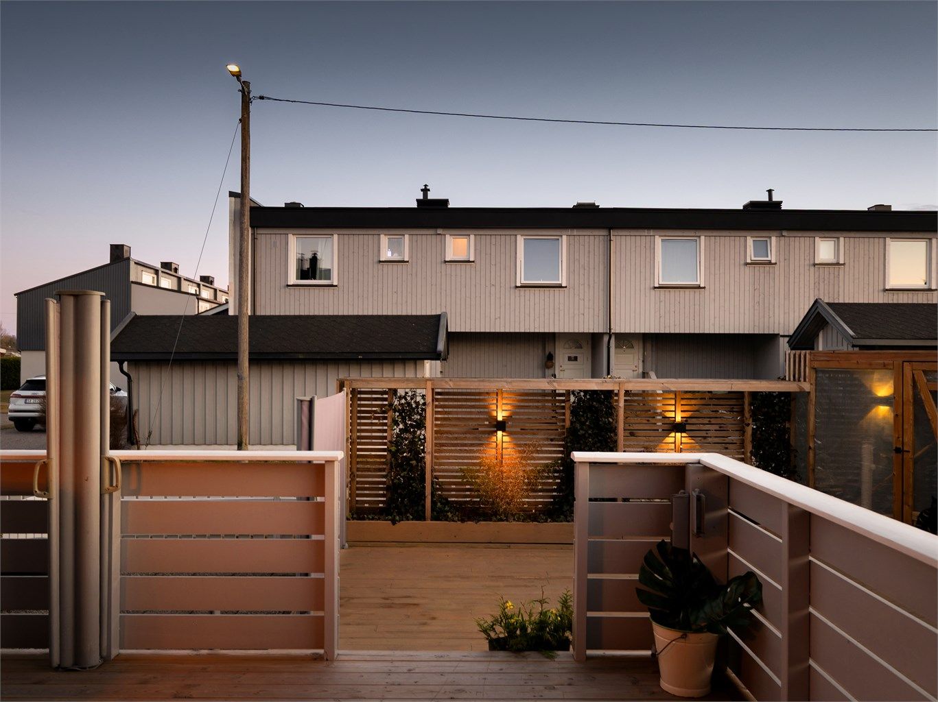 Attraktiv enderekke med gode solforhold og flotte uteområder – beliggende i rolige og familievennlige omgivelser i Måkeveien 6D, Sarpsborg.